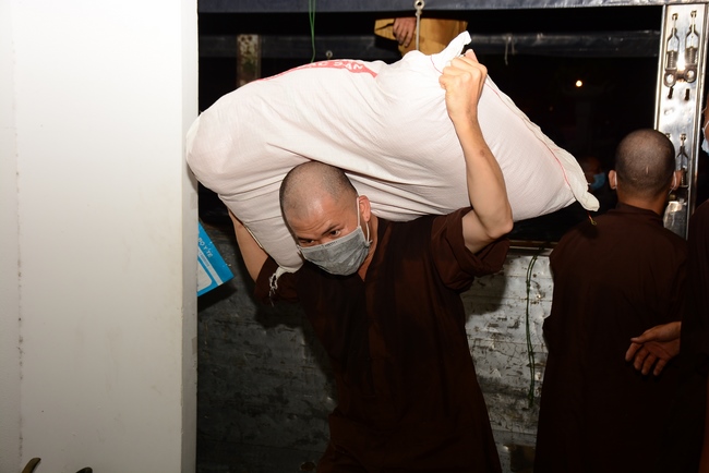 Chùa Hoằng Pháp: Tiếp tục hỗ trợ người dân khó khăn trong đại dịch Covid (đợt 8)